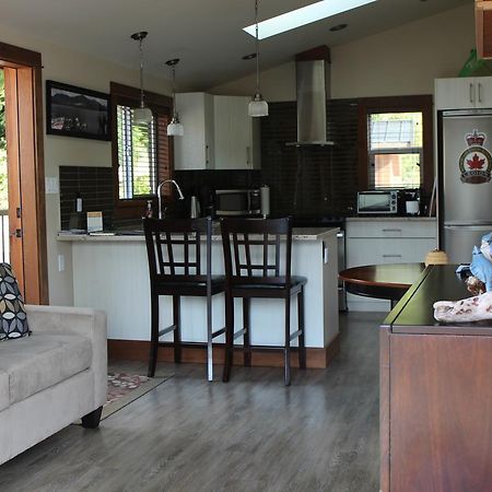 Tilby'S Rainbow Cottage Port Renfrew Exterior photo